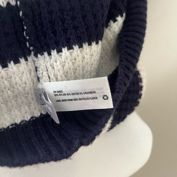 GAP-Infinity Scarf - Picture 2 of 3